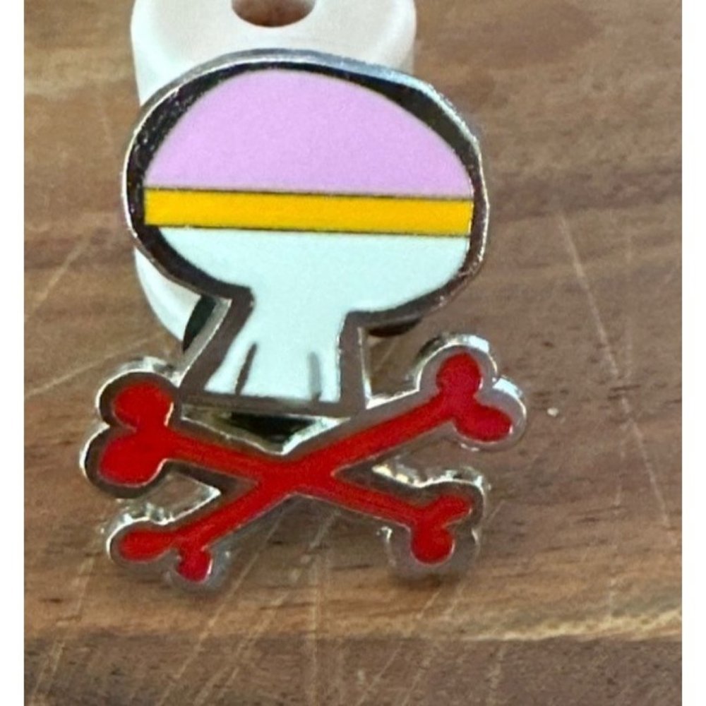Disney Mickey Trading Pin Daisy Duck Sugar Skull and Crossbones 2014 Authentic